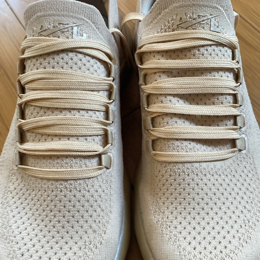 Beautiful APL ladies sneaker EUC